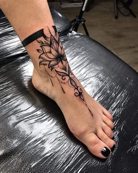 tatuajes en el pie para mujer con significado|Tatuajes en los pies: los 20 símbolos más utilizados。